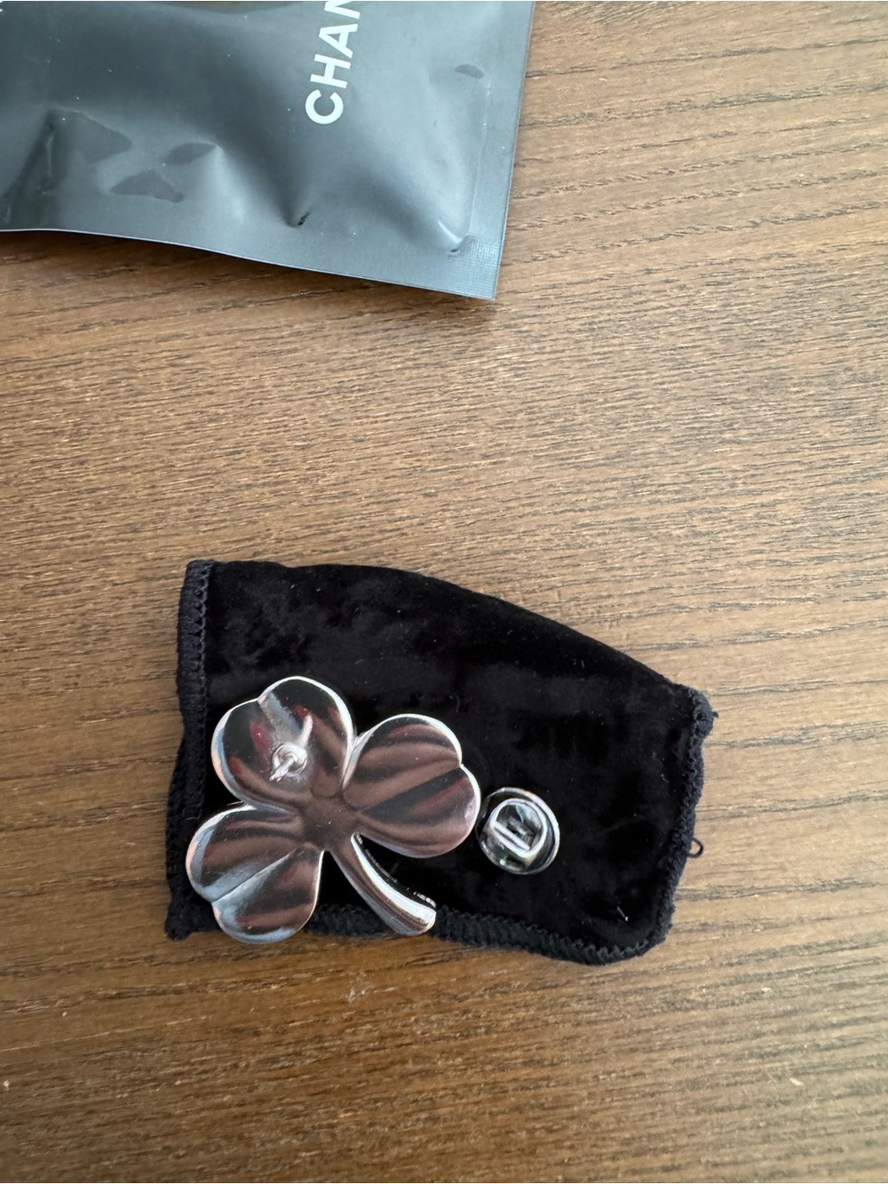 CHANEL Silver Four-Leaf Clover Pin brooch and mascara sample - Picture 5 of 5